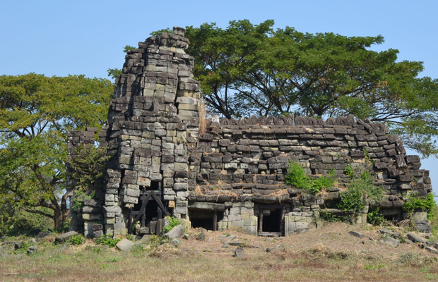 One Day Tour to Banteay Chhmar temple